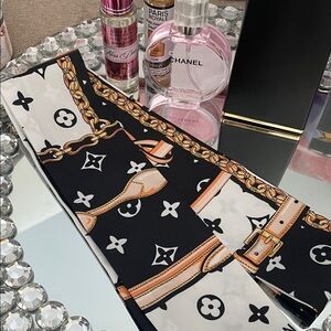 ✨🖤🤎Stunning Black and White Print Scarf with Gold Accents🤎🖤✨NEW
